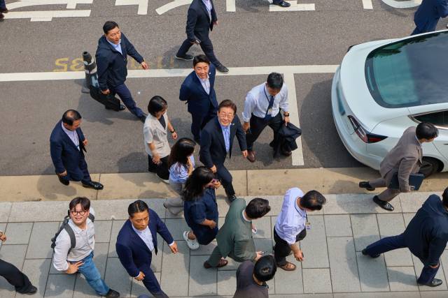 대통령실은 이재명 대통령이 지난달 31일 서울 용산 대통령실 인근 식당에서 점심식사 뒤 참모진과 이동하는 모습을 1일 SNS에 공개했다. 사진제공=대통령실