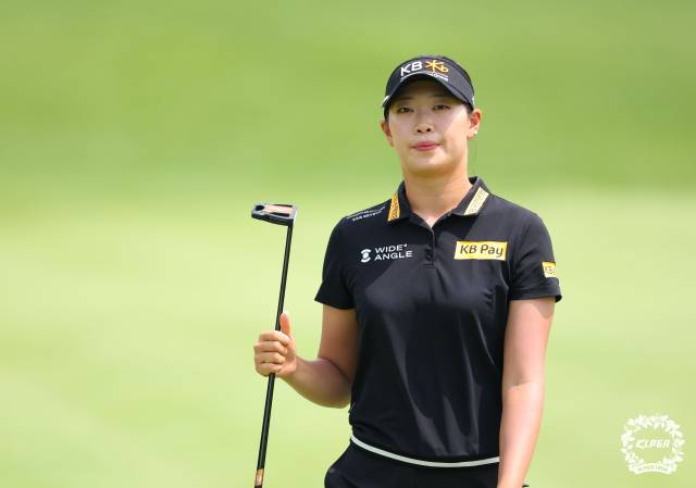 퍼팅을 마치고 이동하고 있는 방신실. 사진 제공=KLPGA