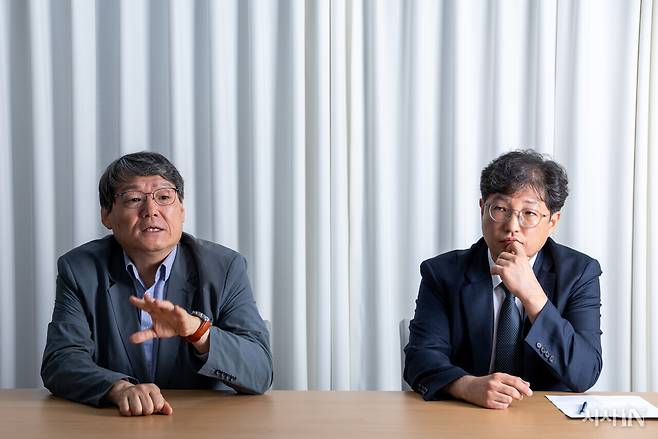 7월21일 이광철 법률사무소 같은생각 대표변호사(왼쪽)와 양홍석 법무법인 이공 변호사가 <시사IN> 편집국에서 검찰개혁에 관해 의견을 나누고 있다. ⓒ시사IN 신선영
