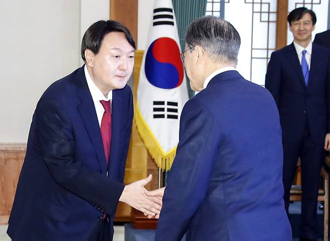 2019년 7월25일 윤석열 당시 검찰총장이 청와대에서 문재인 당시 대통령과 악수하고 있다. ⓒ연합뉴스