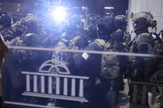 2024년 12월4일 새벽 서울 영등포구 여의도 국회 본관으로 계엄군이 진입 준비를 하고 있는 모습 ⓒ연합뉴스