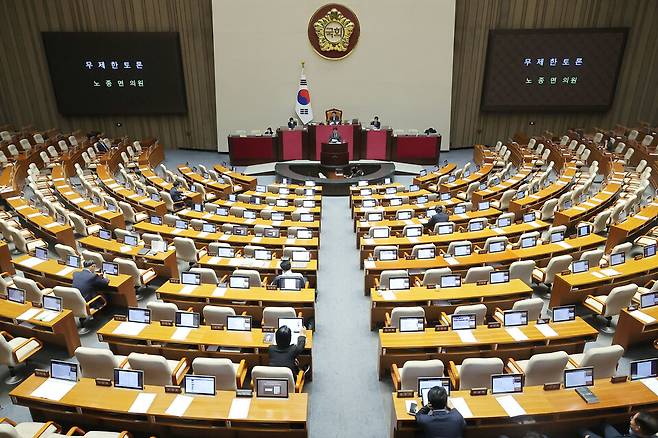 5일 국회 본회의에서 노종면 더불어민주당 의원이 방송법 일부개정법률안 관련 무제한 토론(필리버스터)을 이어가고 있다. ⓒ연합뉴스