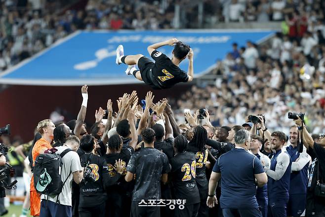 토트넘 훗스퍼 손흥민이 3일 서울월드컵경기장에서 열린 뉴캐슬 유나이티드와의 쿠팡플레이 친선경기를 마치고 동료들에게 헹가래를 받고 있다. 2025.08.03 문재원 기자