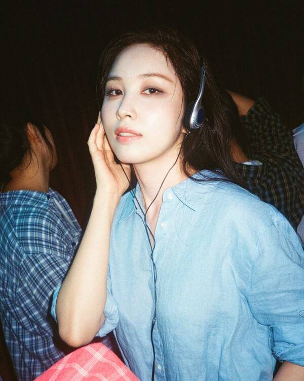 ▲ 13일 새 싱글 '화이트 와인'을 발표하는 권진아. 제공|어나더