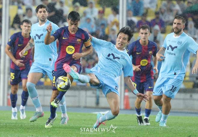 '2025 FC바르셀로나 프리시즌 아시아투어' 대구FC 대 FCB 경기가 4일 대구스타디움에서 열렸다.  FC 바르셀로나 페드리가 대구 FC 정현철의 태클을 피해 중앙 돌파를 시도하고 있다. /사진=김진경 대기자