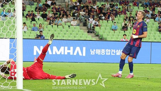 '2025 FC바르셀로나 프리시즌 아시아투어' 대구FC 대 FCB 경기가 4일 대구스타디움에서 열렸다.  FC 바르셀로나 레반도프스키가 대구 FC 골키퍼 오승훈 옆으로 두 번째 골을 터뜨리고 있다. /사진=김진경 대기자