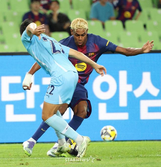 '2025 FC바르셀로나 프리시즌 아시아투어' 대구FC 대 FCB 경기가 4일 대구스타디움에서 열렸다.  FC 바르셀로나 야말이 대구 FC 장성원을 제치고 있다. /사진=김진경 대기자
