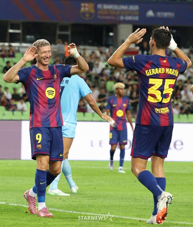 '2025 FC바르셀로나 프리시즌 아시아투어' 대구FC 대 FCB 경기가 4일 대구스타디움에서 열렸다.  FC 바르셀로나 레반도프스키가 두 번째 골을 터뜨린 후 어시스트한 마르틴과 기뻐하고 있다. /사진=김진경 대기자