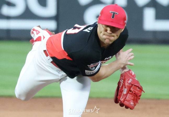 KIA 제임스 네일이 5일 사직 롯데전에서 역투하고 있다. /사진=김진 경 대기자