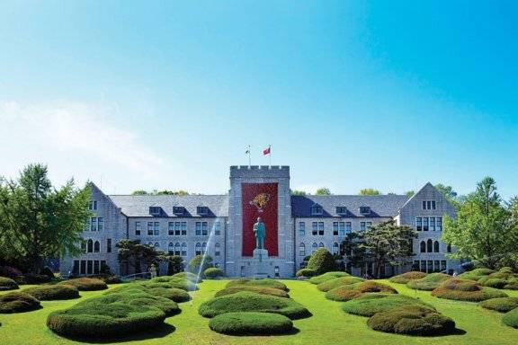 서울 성북구 안암동에 있는 고려대는 캠퍼스 건물 뒤쪽으로 개운산, 앞으로는 청계천과 합수하는 정릉천이 흐른다. 사진은 고려대 본관. 뉴스1