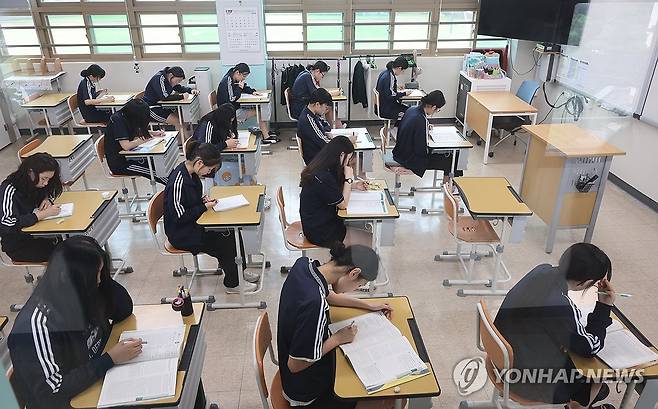 수능 공부 집중 [연합뉴스 자료사진]