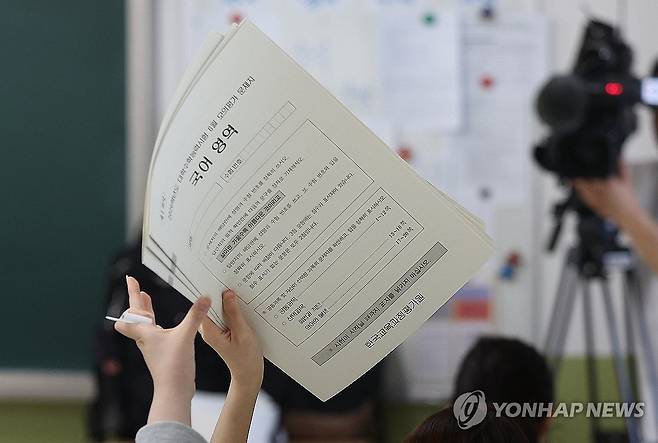 '수능 가늠자' 6월 모의고사 실시 (대구=연합뉴스) 윤관식 기자 = 2026학년도 대학수학능력시험 전국연합학력평가(모의평가)가 실시된 4일 대구 수성구 대구여자고등학교에서 고3 수험생들이 시험 준비를 하고 있다. 2025.6.4 psik@yna.co.kr