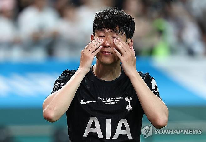 눈물 닦는 손흥민 (서울=연합뉴스) 김성민 기자 = 올여름 팀을 떠나기로 한 토트넘 홋스퍼 손흥민이 3일 서울월드컵경기장에서 열린 2025 쿠팡플레이 시리즈 뉴캐슬 유나이티드와의 친선경기가 끝난 뒤 눈물을 닦고 있다.
    2015년 8월 토트넘으로 이적한 손흥민은 2021-2022시즌 리그 득점왕에 오르고 2024-2025시즌엔 유럽축구연맹(UEFA) 유로파리그 우승을 이끄는 등 10년간 활약했다. 손흥민은 전날 기자회견을 통해 올여름 팀을 떠난다고 발표했다. 2025.8.3 ksm7976@yna.co.kr