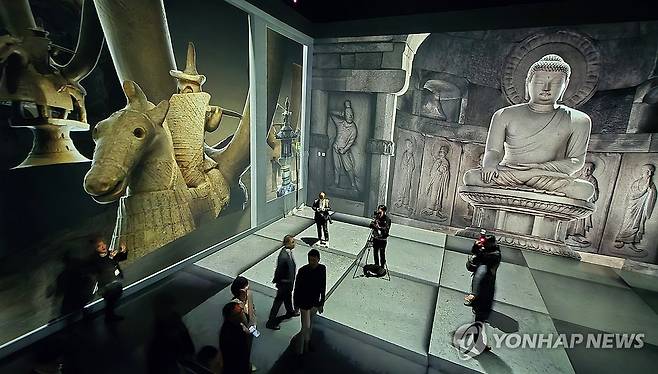 디지털 기술로 구현한 국가유산의 아름다움 지난해 강릉에서 선보인 국가유산 미디어아트 기획 전시 '이음을 위한 공유' 모습 [연합뉴스 자료사진]