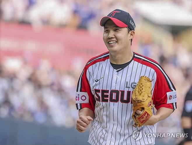 임찬규 9승 보이나? (서울=연합뉴스) 황광모 기자 = 1일 서울 송파구 잠실야구장에서 열린 프로야구 2025 신한 SOL 뱅크 KBO리그 삼성라이온즈와 LG 트윈스의 경기.
    LG 선발 임찬규가 5회초 삼성 타자들을 간단히 요리한 뒤 밝은 표정으로 더그아웃으로 돌아가고 있다. 2025.6.1 hkmpooh@yna.co.kr