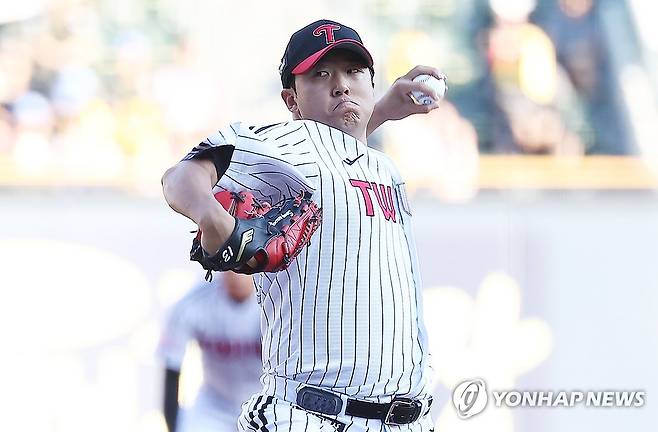 LG 선발 송승기 (서울=연합뉴스) 김성민 기자 = 10일 서울 잠실야구장에서 열린 2025 프로야구 키움 히어로즈와 LG 트윈스의 경기. 1회초 LG 선발 투수 송승기가 역투하고 있다. 2025.7.10 ksm7976@yna.co.kr