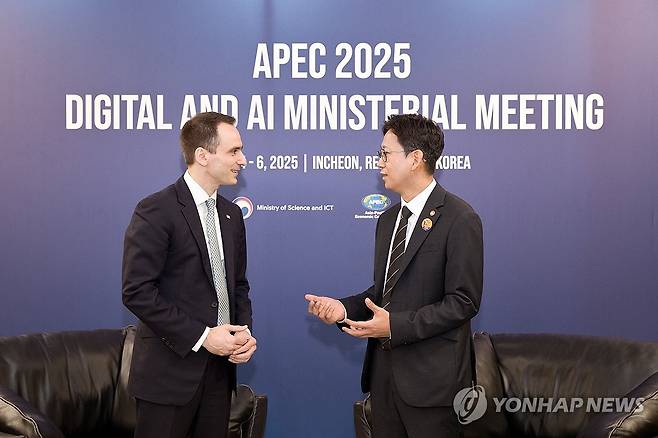 배경훈 장관, 미 백악관 과학기술정책실장 면담 (서울=연합뉴스) 배경훈 과학기술정보통신부 장관(오른쪽)이 5일 인천 연수구 송도컨벤시아에서 마이클 크라치오스 미국 백악관 과학기술정책실장을 만나 면담하고 있다. 2025.8.5 [과학기술정보통신부 제공. 재판매 및 DB 금지] photo@yna.co.kr