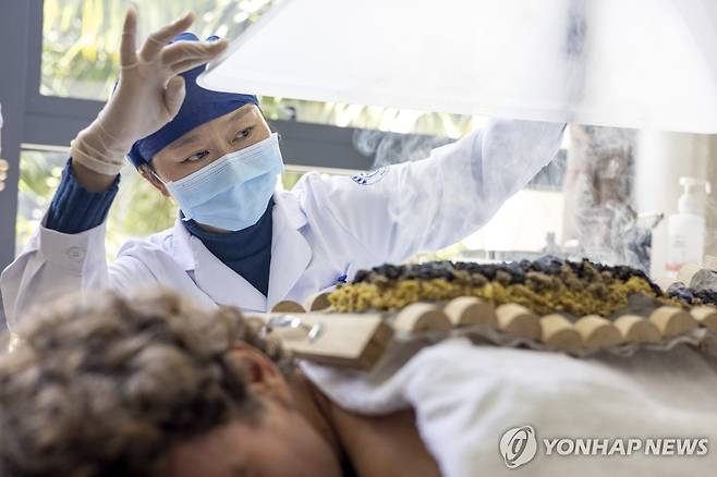 中하이난 보아오러청 의료관광특구서 관광객이 시술받는 모습.  [AP 연합뉴스 자료사진. 재판매 및 DB 금지]