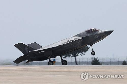 이륙하는 미해병대 F-35B 스텔스 전투기 (서울=연합뉴스) 19일 전북 군산 공군기지에서 열린 '2024년 연합편대군 종합훈련(KFT·Korea Flying Training)'에서 미해병대 F-35B 스텔스 전투기가 힘차게 이륙하고 있다. 2024.4.19 [국방일보 제공. 재판매 및 DB 금지] photo@yna.co.kr