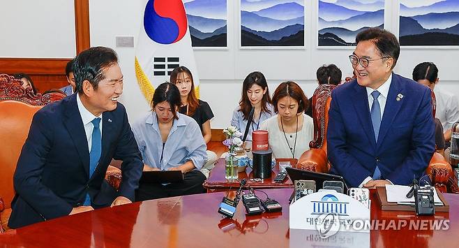 우원식 국회의장과 대화하는 더불어민주당 정청래 대표 (서울=연합뉴스) 황광모 기자 = 더불어민주당 정청래 대표와 민주당 의원들이 5일 국회에서 우원식 국회의장을 예방해 대화하고 있다. 2025.8.5 [공동취재] hkmpooh@yna.co.kr