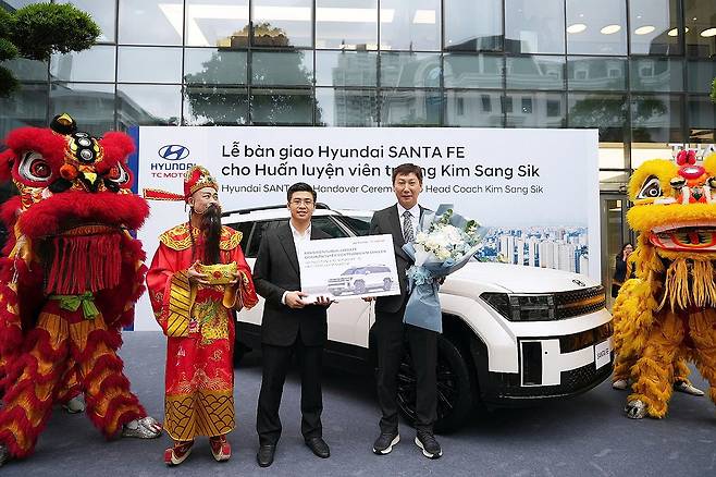 현대차 베트남합작법인, 김상식 축구감독에 싼타페 증정 (하노이=연합뉴스) 현대차 베트남 합작법인 현대탄콩베트남(HTV)은 23일(현지시간) 베트남 하노이에서 베트남 축구 국가대표팀의 김상식 감독에게 싼타페 스포츠유틸리티차(SUV)를 증정했다고 밝혔다. 2025.5.23 [DJ매니지먼트 제공. 재판매 및 DB 금지] photo@yna.co.kr