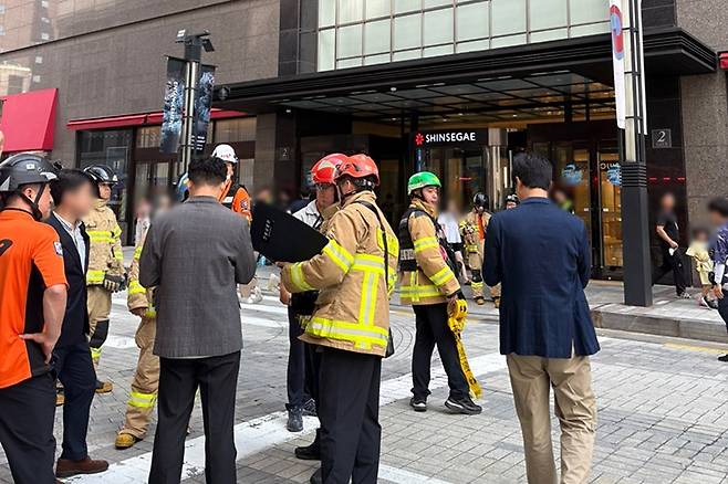 명동 신세계백화점 폭파 협박글 올라와 대피 [독자 제공. 재판매 및 DB 금지]
