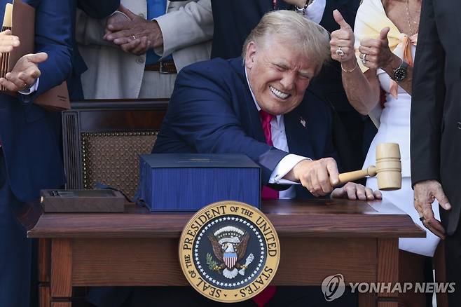 '하나의 크고 아름다운 법안'(OBBBA)의 서명을 자축하는 도널드 트럼프 미국 대통령 [EPA 연합뉴스 자료사진. 재판매 및 DB 금지]