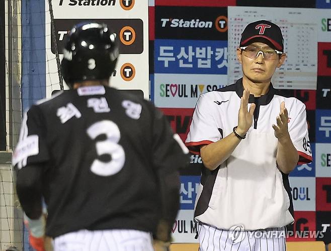 박수치는 염경엽 감독 (서울=연합뉴스) 임화영 기자 = 27일 서울 잠실야구장에서 열린 프로야구 LG 트윈스와 두산 베어스의 경기.
    7회초 1사 3루 LG 최원영이 신민재의 희생플라이 때 홈인하며 염경엽 감독의 축하를 받고 있다. 2025.7.27 hwayoung7@yna.co.kr