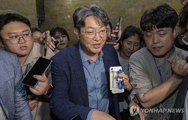 취재진 질문받는 이춘석 국회 법사위원장 (서울=연합뉴스) 황광모 기자 = 차명 주식거래 의혹이 제기된 국회 법제사법위원장 더불어민주당 이춘석이 의원이 5일 국회에서 열린 본회의에 참석한 뒤 본회의장을 빠져나가다 취재진 질문을 받고 있다. 2025.8.5 hkmpooh@yna.co.kr