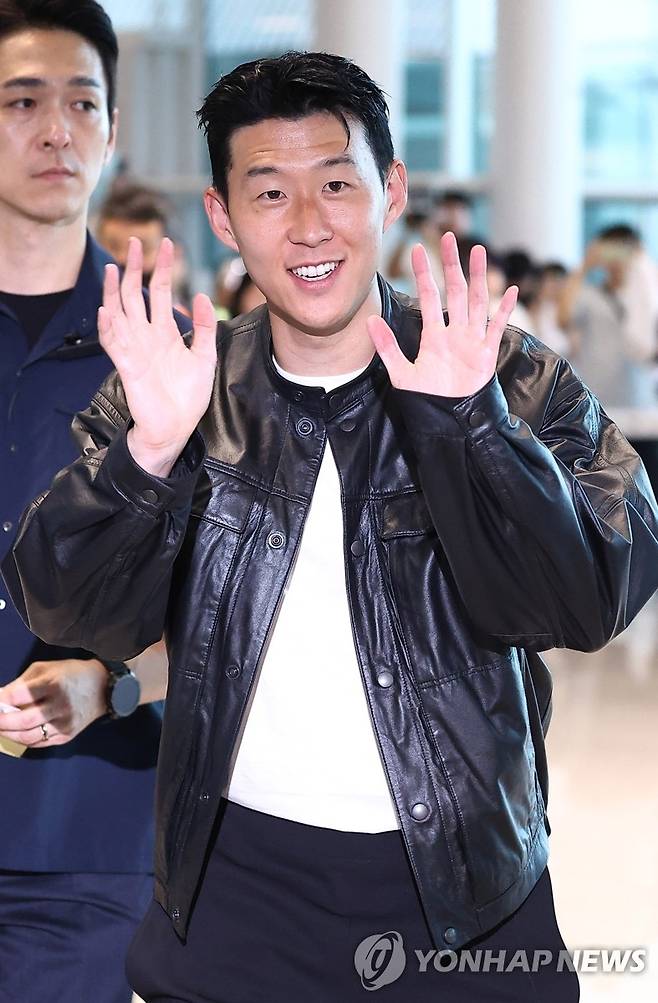 손흥민, 목적지는 어디? (영종도=연합뉴스) 김성민 기자 = 토트넘과의 결별 소식을 전한 손흥민이 5일 인천 영종도 인천국제공항 2터미널 출국장으로 향하며 손을 흔들고 있다. 손흥민은 미국프로축구(MLS) 로스앤젤레스FC(LAFC) 입단이 유력한 것으로 알려졌다. 2025.8.5 ksm7976@yna.co.kr
