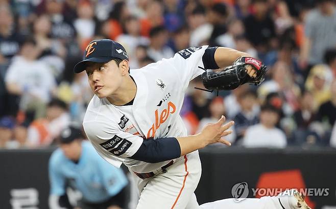 역투하는 문동주 (대전=연합뉴스) 이주형 기자 = 5일 대전 한화생명 볼파크에서 열린 프로야구 2025 신한 SOL 뱅크 KBO리그 KT 위즈와 한화 이글스의 경기. 4회 초 한화 선발 문동주가 역투하고 있다. 2025.8.5 coolee@yna.co.kr