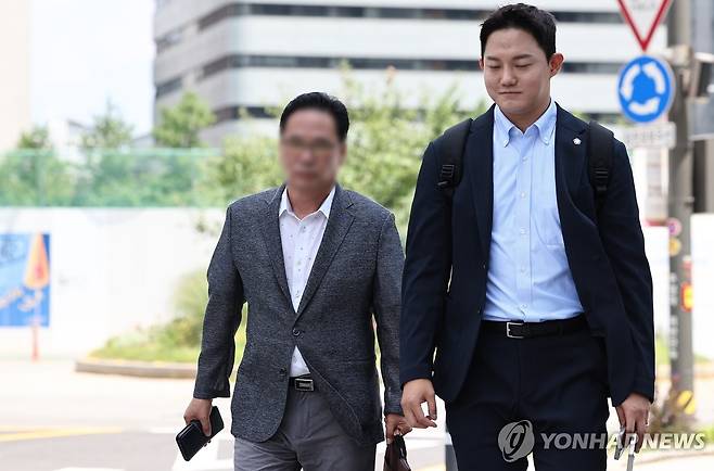 특검 조사 향하는 김태열 전 미래한국연구소장 (서울=연합뉴스) 김성민 기자 = 김태열 전 미래한국연구소장(왼쪽)이 5일 서울 종로구 광화문kt 웨스트에 마련된 김건희 특검 사무실로 출석하고 있다. 2025.8.5 ksm7976@yna.co.kr
