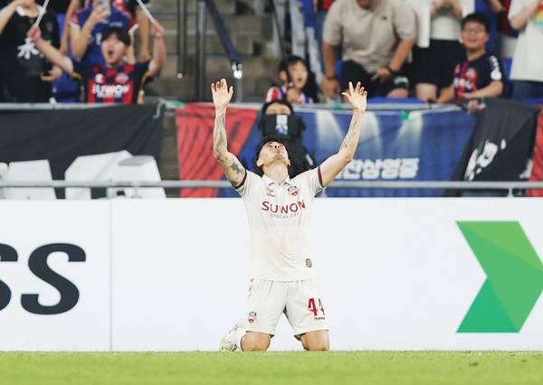 Suwon FC Willian scores a reverse goal in the Ulsan HD on the 2nd. 2025.8.2 /Korea Professional Football Federation provided