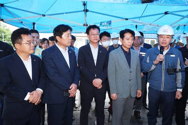 6일 더불어민주당 을지로위원회 민병덕 위원장과 위원들이 지난 4일 작업자가 중상을 입고 의식불명에 빠진 사고가 발생한 경기도 광명시 포스코이앤씨 고속도로 건설공사 현장을 찾아 송치영 포스코이앤씨 사장의 설명을 듣고 있다. 2025.8.6 /연합뉴스