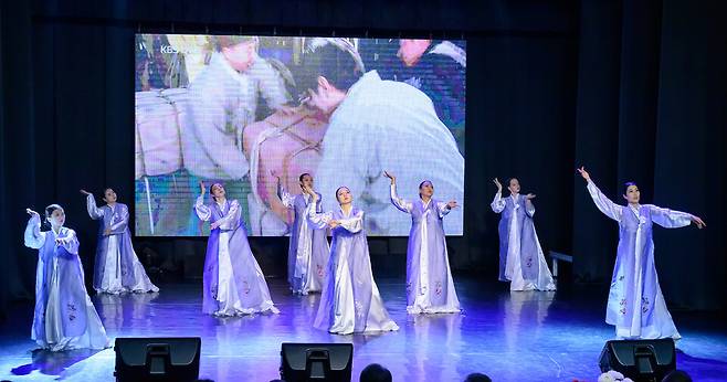 ▲&nbsp;항일무장투쟁 춤극 '세 영웅' 모습. /사진제공=경기아트센터