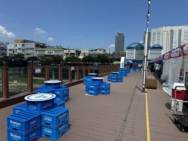 선양소주는 소주박스를 활용한 테이블로 시민과 관광객들에게 레트로 감성을 선사한다. 사진은 지난해 행사 당시 설치된 테이블 모습. /선양소주 제공