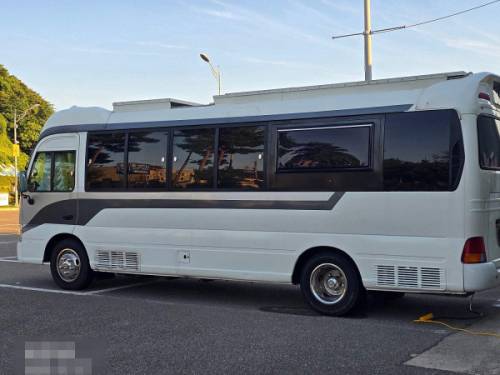 ◇글쓴이 A씨가 공개한 속초 대포항 공중화장실의 전기를 무단으로 사용하고 있는 캠핑카의 모습. 보배드림 갈무리.