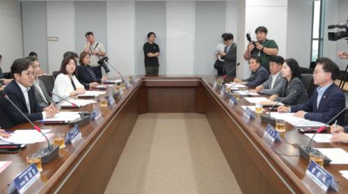 ◇국정기획위원회 사회2분과는 6일 춘천시청을 방문해 간담회를 갖고 지역 문화·환경·교육 분야 주요 정책 현장을 찾았다.