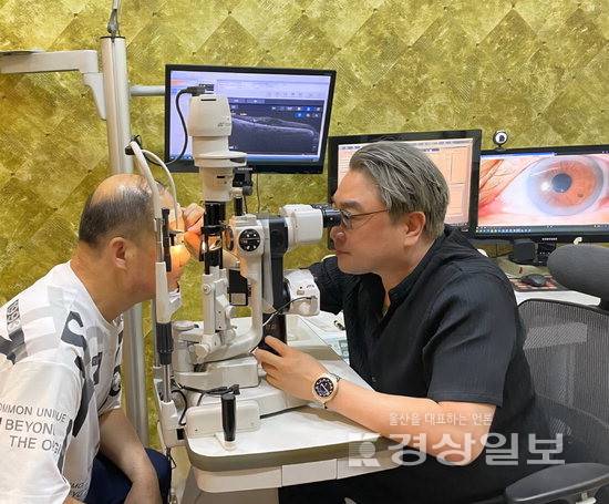 ▲ 아이윤병원 안과 전문의 윤영선 원장은 여름철 눈 건강 관리를 위해 '20-20-20' 원칙을 지킬 것을 당부했다.
