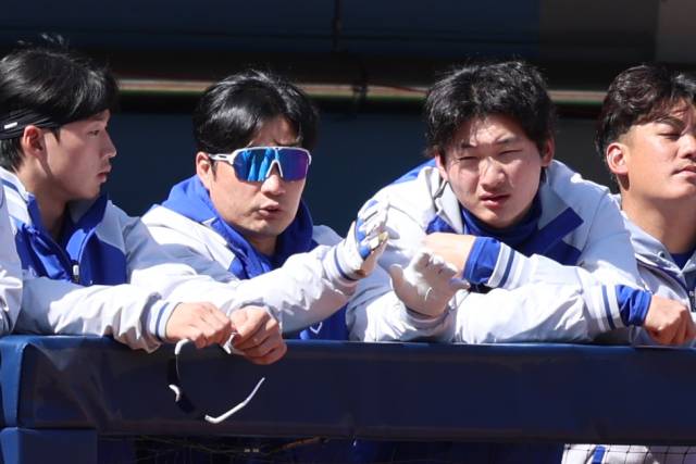 삼성 라이온즈의 오승환이 덕아웃에서 신예 투수 이호성(왼쪽)과 육선엽에게 투구에 대해 설명하고 있는 모습. 삼성 제공