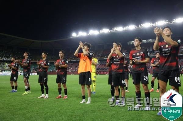 포항스틸러스 선수들이 스포터즈 응원에 박수를 치며 화답하고 있다. 사진=한국프로축구연맹 제공