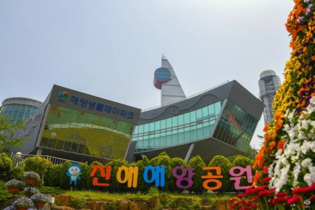 경남 창원시가 여름 날씨 영향을 받지 않는 실내 피서지 7곳을 소개했다. 창원시 진해구 진해해양공원 내 해양생물테마파크 건물 전경. 창원시 제공