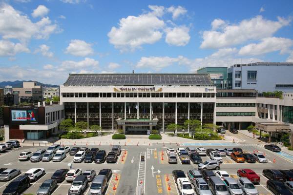 경주시가 국내외 관광객들이 보다 편리하고 만족도 높은 여행을 즐길 수 있도록 연중무휴 관광안내소 운영과 외국어 관광안내 서비스를 본격 확대하고 있다. 사진은 경주시청사 전경