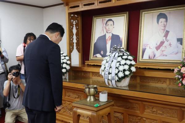 장동혁 국민의힘 당대표 후보가 박정희 생가를 찾아 헌화한후 묵념하고있다. 이봉한기자