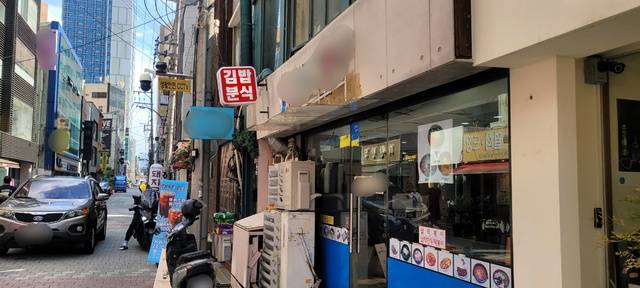 정부가 내년도 최저임금을 올해(1만30원)보다 2.9%(290원) 올리기로 최종 결정하면서 내수 침체로 인해 매출과 순이익이 줄어든 자영업자들이 인건비 부담까지 떠 앉게 됐다. 사진은 5일 대구시 중구 한 거리에 적막감이 감돌고 있는 모습이다. 권영진 기자