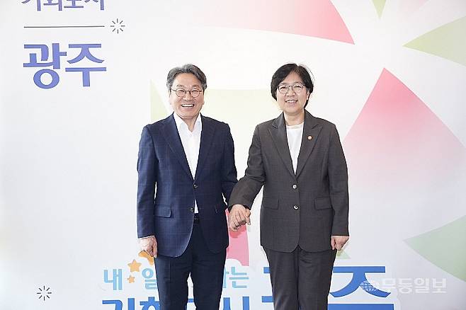 정은경 보건복지부 장관(오른쪽)과 강기정 광주시장이 6일 광주시청에서 기념촬영을 하는 모습. 광주시