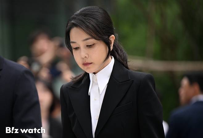 윤석열 전 대통령의 부인 김건희 여사가 6일 오전 서울 종로구 광화문에 위치한 민중기 특검 사무실에 피의자 신분으로 소환되고 있다./사진=이명근 기자 qwe123@