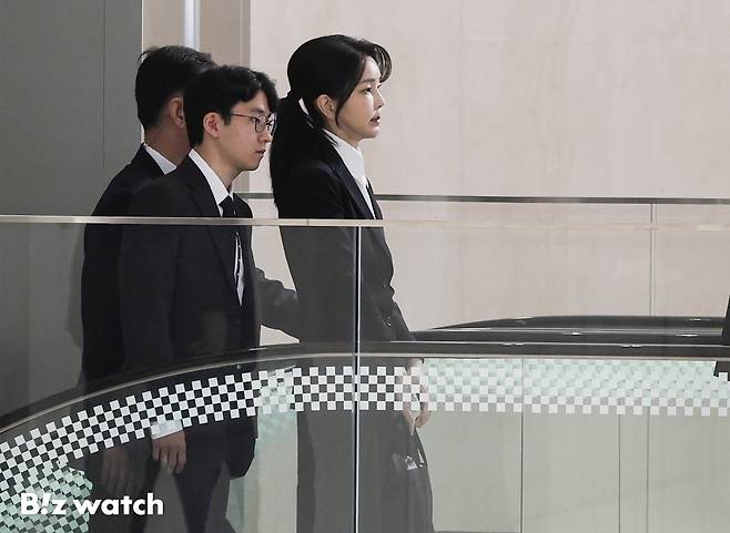 윤석열 전 대통령의 부인 김건희 여사가 6일 오전 서울 종로구 KT 광화문빌딩 웨스트에 마련된 민중기 특별검사 사무실로 출석하고 있다. 2025.08.06 사진공동취재단