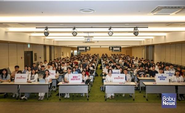 롯데장학재단 장혜선 이사장(첫 줄 오른쪽에서 4번째)이 수여식에 참석한 장학생들과 기념사진을 촬영하고 있다. ⓒ롯데장학재단
