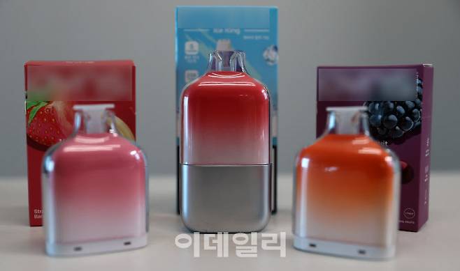 무인 전자담배 점포에 진열된 액상형 전자담배. (사진=방인권 기자)